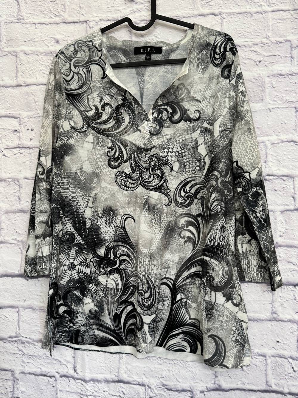 B.L.E.U. Black & White V-Neck Printed‎ Tunic Top Size L